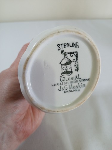 STERLING COLONIAL ENGLISH IRONSTONE J&G MEAKIN, ENGLAND CREAMER, GREEN FLOWERS - Picture 6 of 7