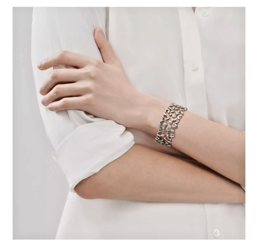 Punho de folha de oliveira genuíno Tiffany & Co. Paloma Picasso – Prata esterlina, tamanho médio - Imagem 2 de 4