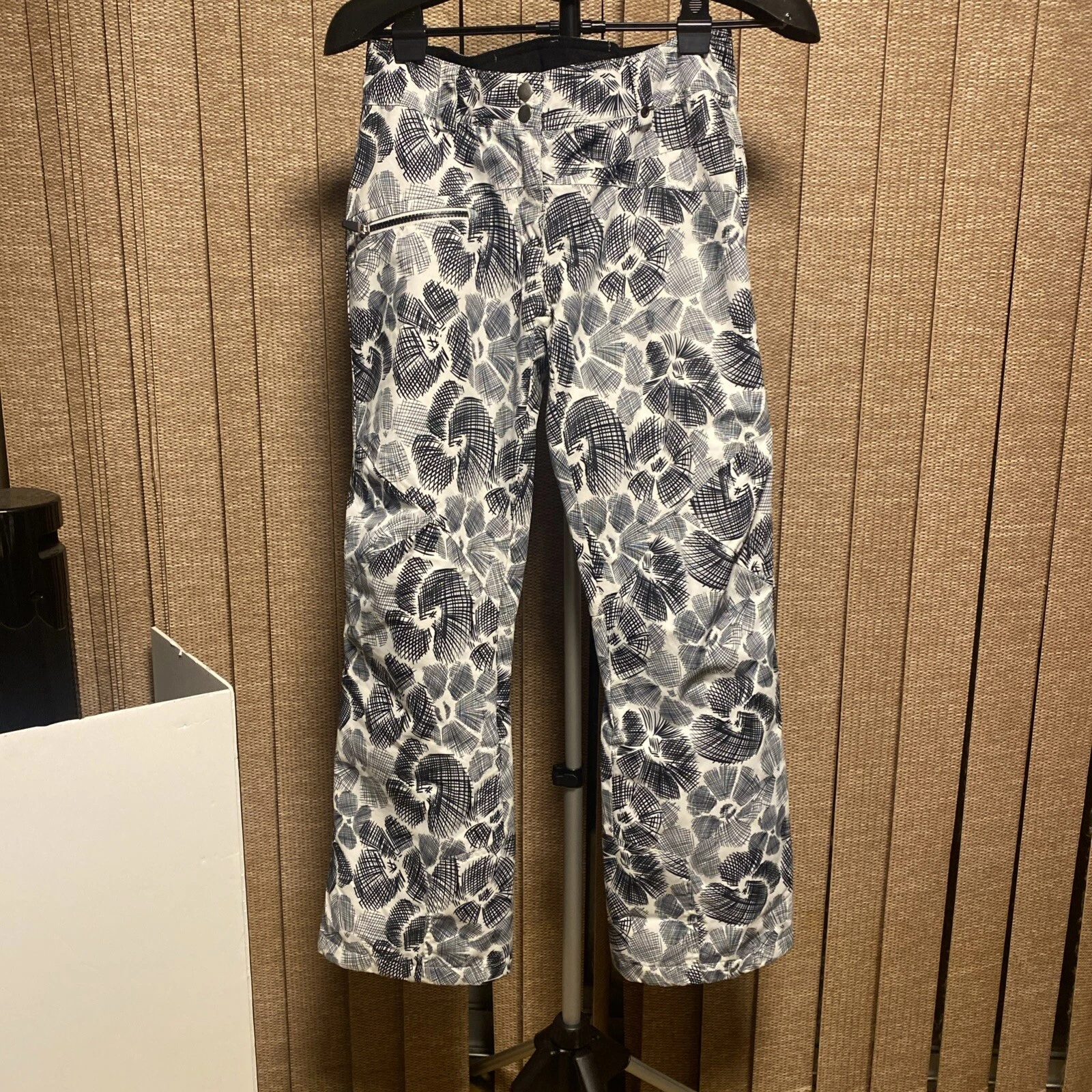 OBERMEYER Ski/Snowboard Pants Women's Black White Abstract Floral Sz 4
Opens in a new window or tab