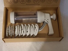 The Pampered Chef 1525 Cookie Press with 16 Discs - White-Great Condition