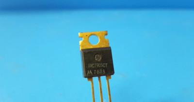 (Lot of 4 pcs) IC Linear Voltage Regulator, MC7905CT, Motorola, Gold Pin