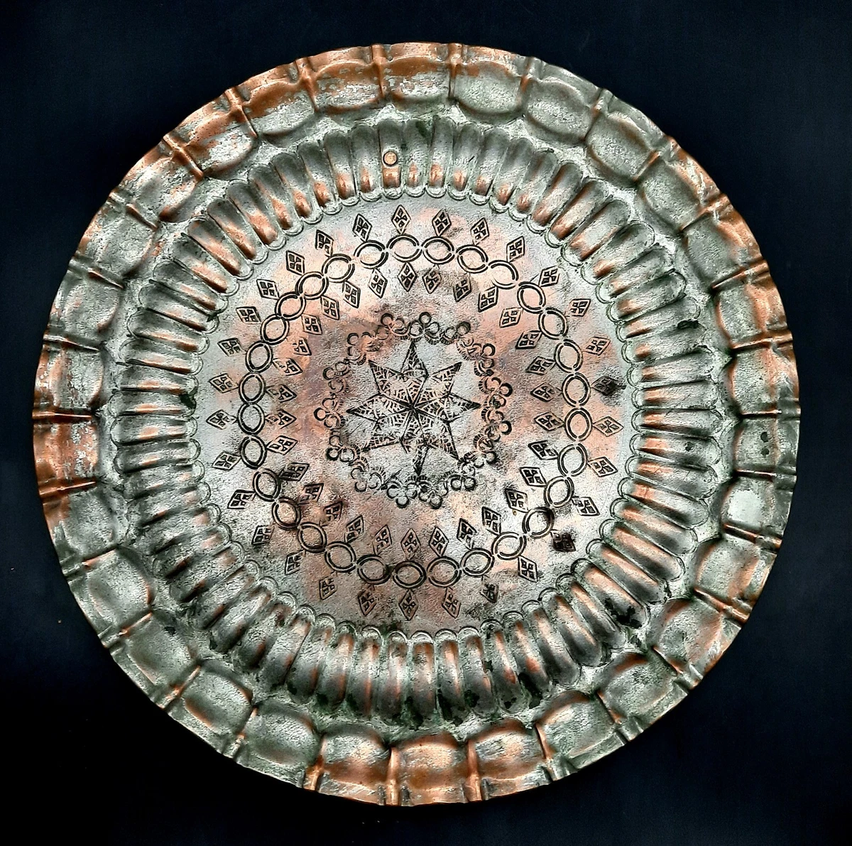 Grande Assiette Murale Orientale En Cuivre Et étain – 39 Cm – Motif Préhistorique