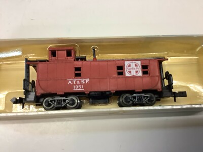 Minitrix #3272 N scale ''AT&SF''  caboose Rd. #1951