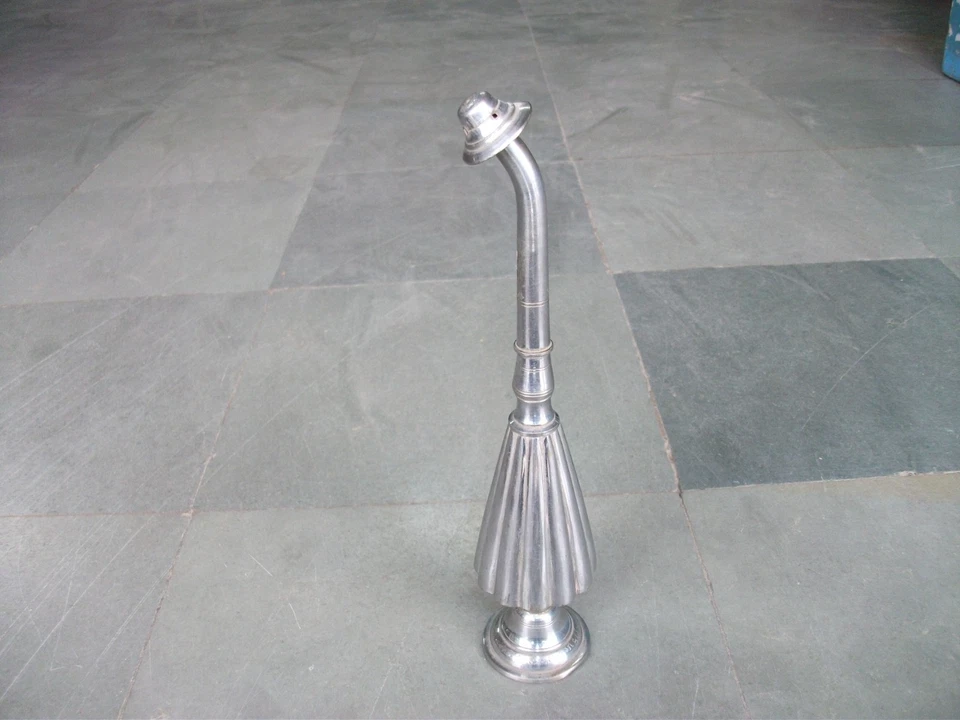 Botella de agua de rosas vintage con forma cónica y líneas de latón grabadas artesanalmente Foto 2 de 4