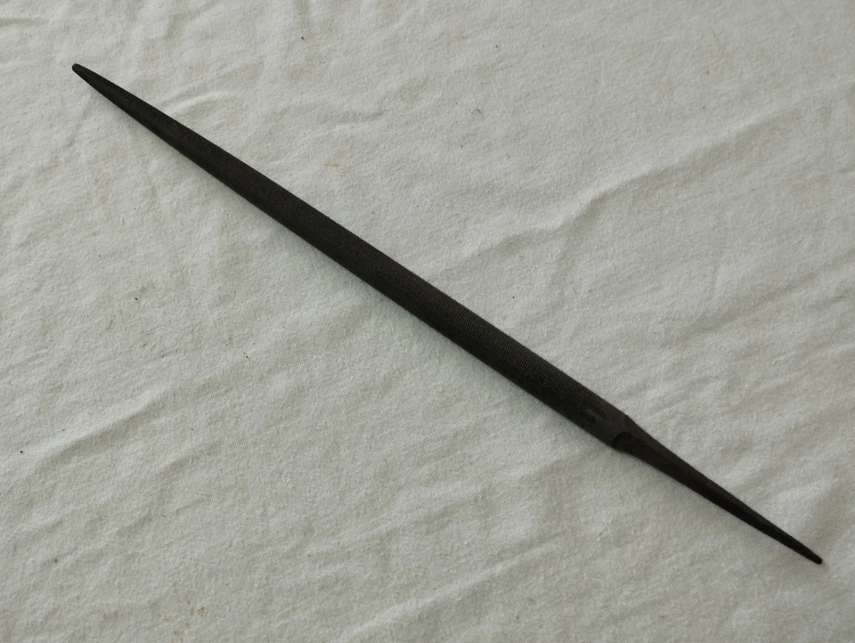 Outil à main Lime ronde pour métaux 1 cm de diamètre par 26 cm de long - Photo 3/3