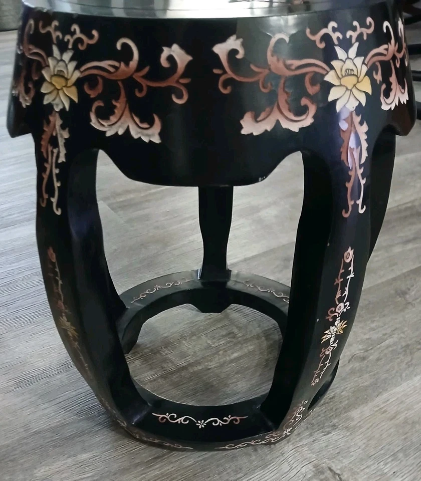 Soporte para plantas pedestal plano de madera vintage color negro con diseños tallados pintados Foto 3 de 4