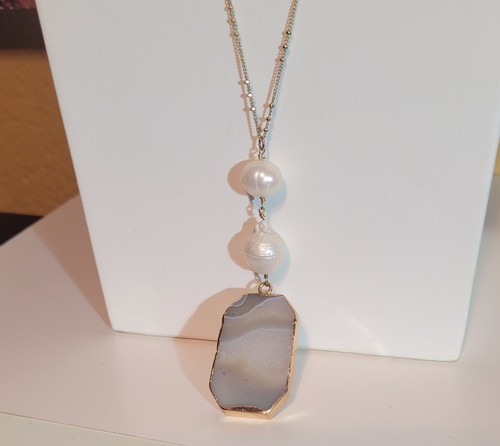 Extra Long Gold Trim Agate Pendant With Accent Pearls By Serefina 18" Drop... - Picture 8 of 9
