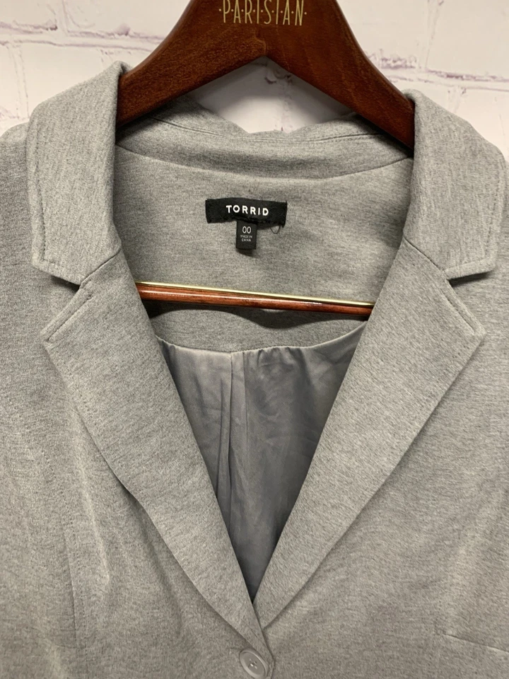 Chaqueta Blazer Mujer Torrid Talla 00 (Talla 10) Gris Sólido Elastizada Foto 3 de 4