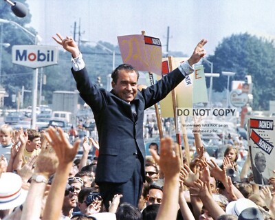 RICHARD M. NIXON CAMPAIGNS IN PHILADELPHIA IN JULY, 1968 - 8X10 PHOTO (AA-705)