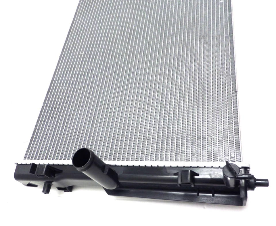 92147990 Nuevo radiador de refrigeración del motor OEM 2005-2006 Pontiac GTO 6,0 L con aire acondicionado Foto 3 de 4