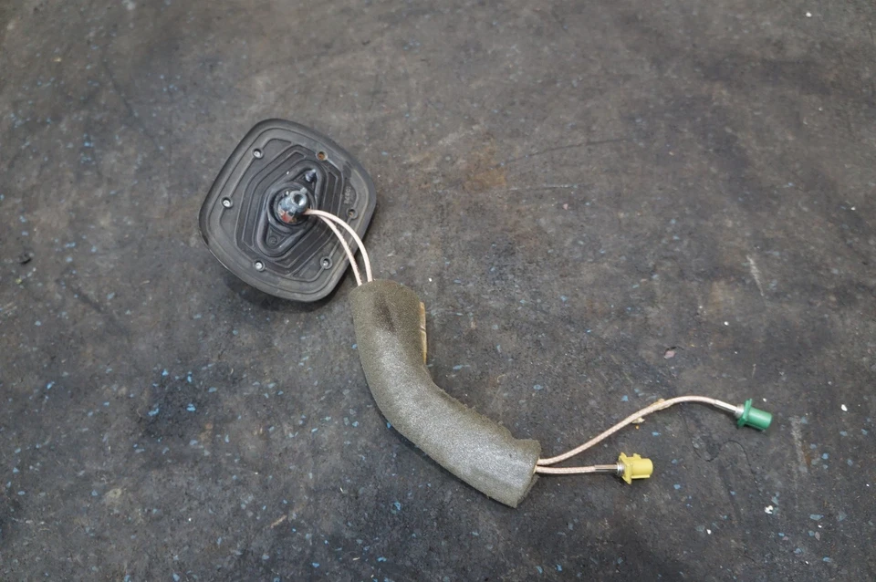 Antena de radio montada en el maletero rojo carmesí OEM 10347373 Cadillac XLR 2004-09 Foto 4 de 4