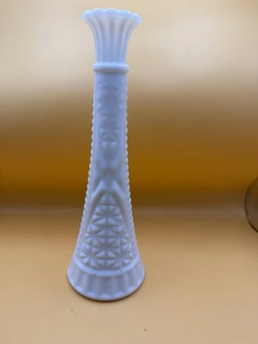 VINTAGE ANCHOR HOCKING WHITE MILK GLASS STARS & BARS PATTERN FLOWER BUD VASE 9"