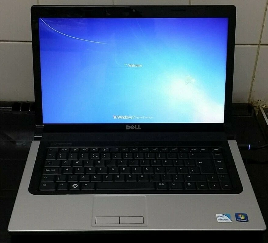 DELL STUDIO 1555 (240gb SSD, 4gb Ram, Win 10, Intel Core 2 Duo) LAPTOP - Image 2 of 4