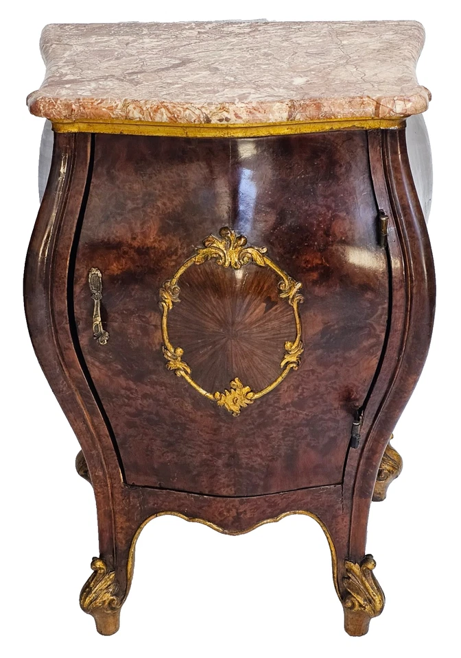 Par de mesitas de noche antiguas italianas bomba tapas de mármol burl nogal acento dorado años 1900 Foto 4 de 4