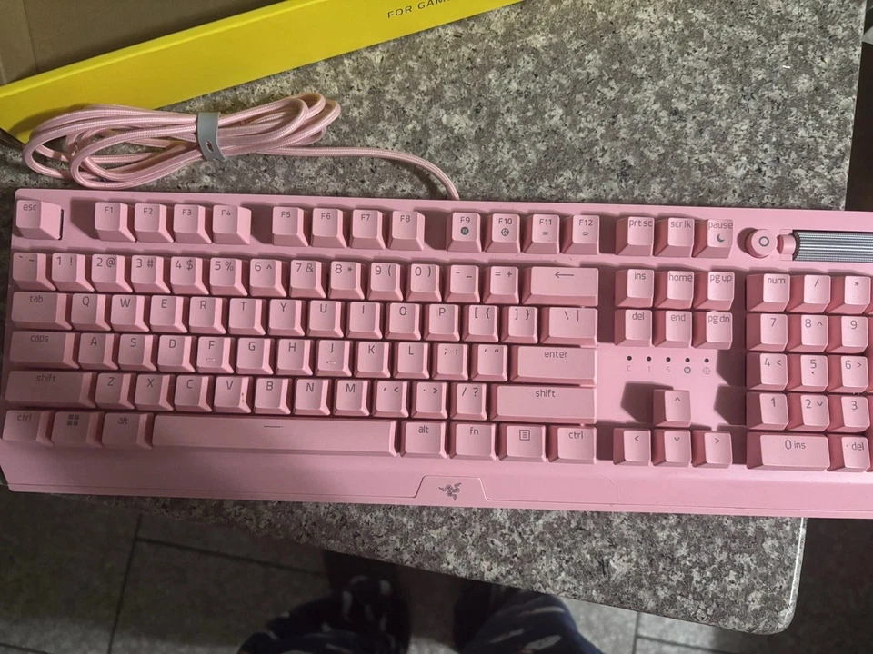Teclado mecánico para juegos Razer BlackWidow V3: interruptores verdes cuarzo rosa Foto 2 de 4