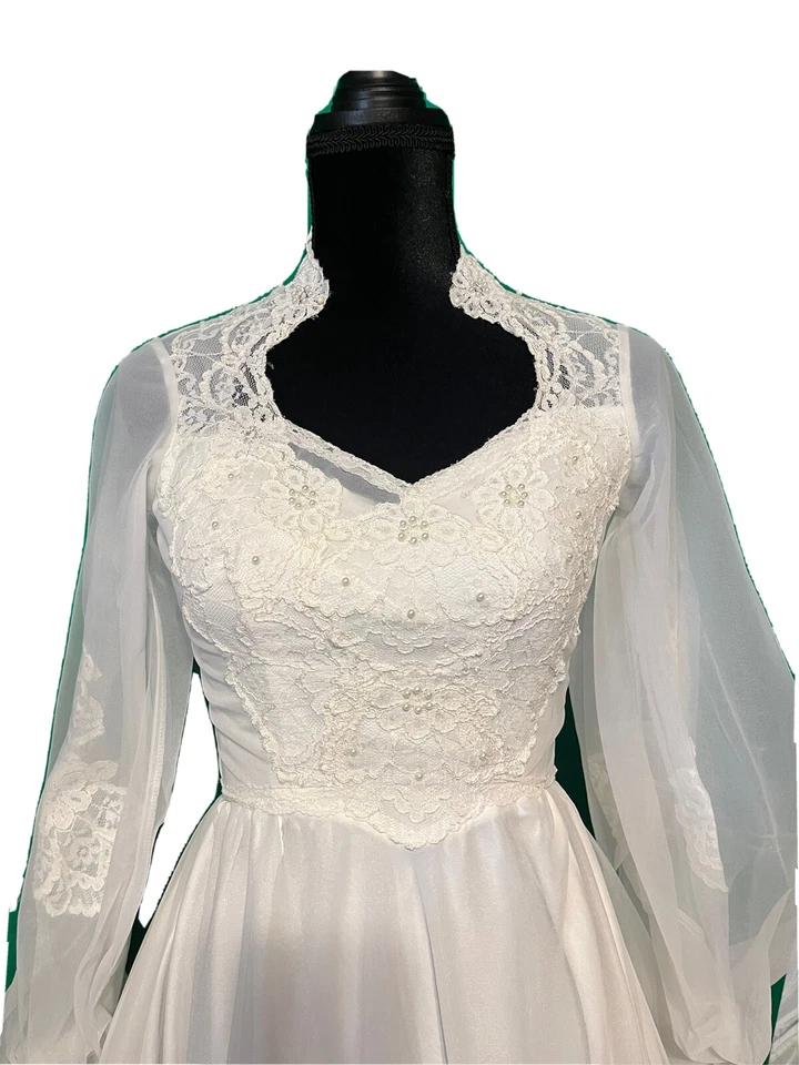 Vestido de novia vintage años 70 manga obispo escote corazón de Alfred Angelo Foto 2 de 4