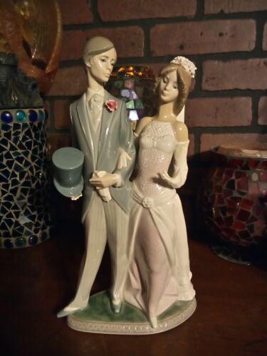 LLADRO #1404 Matrimony Bride and Groom Retired 12"h Missing Bouquet