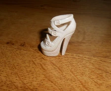 Mattel Monster High FRANKIE STEIN COFFIN BEAN Replacement White High Heel Shoe L