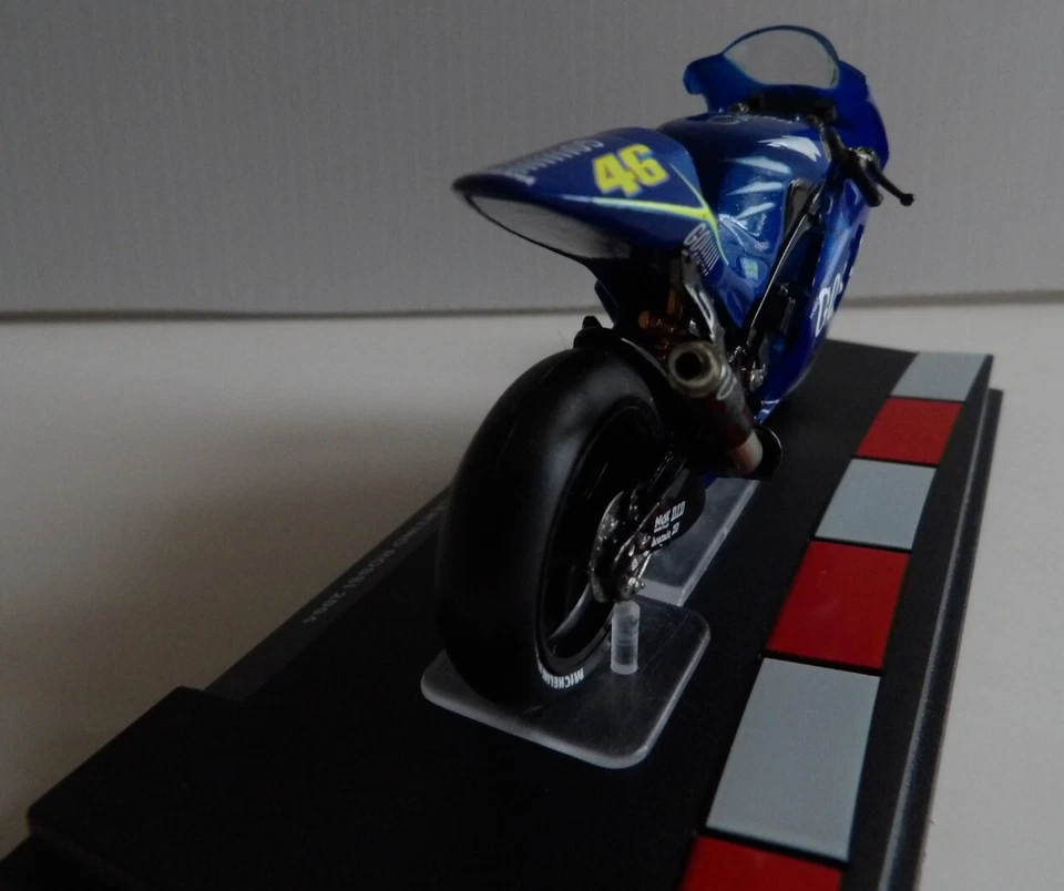 1/24 moto YAMAHA YZR-M1 Valentino Rossi 2004 sur socle - Photo 3/4