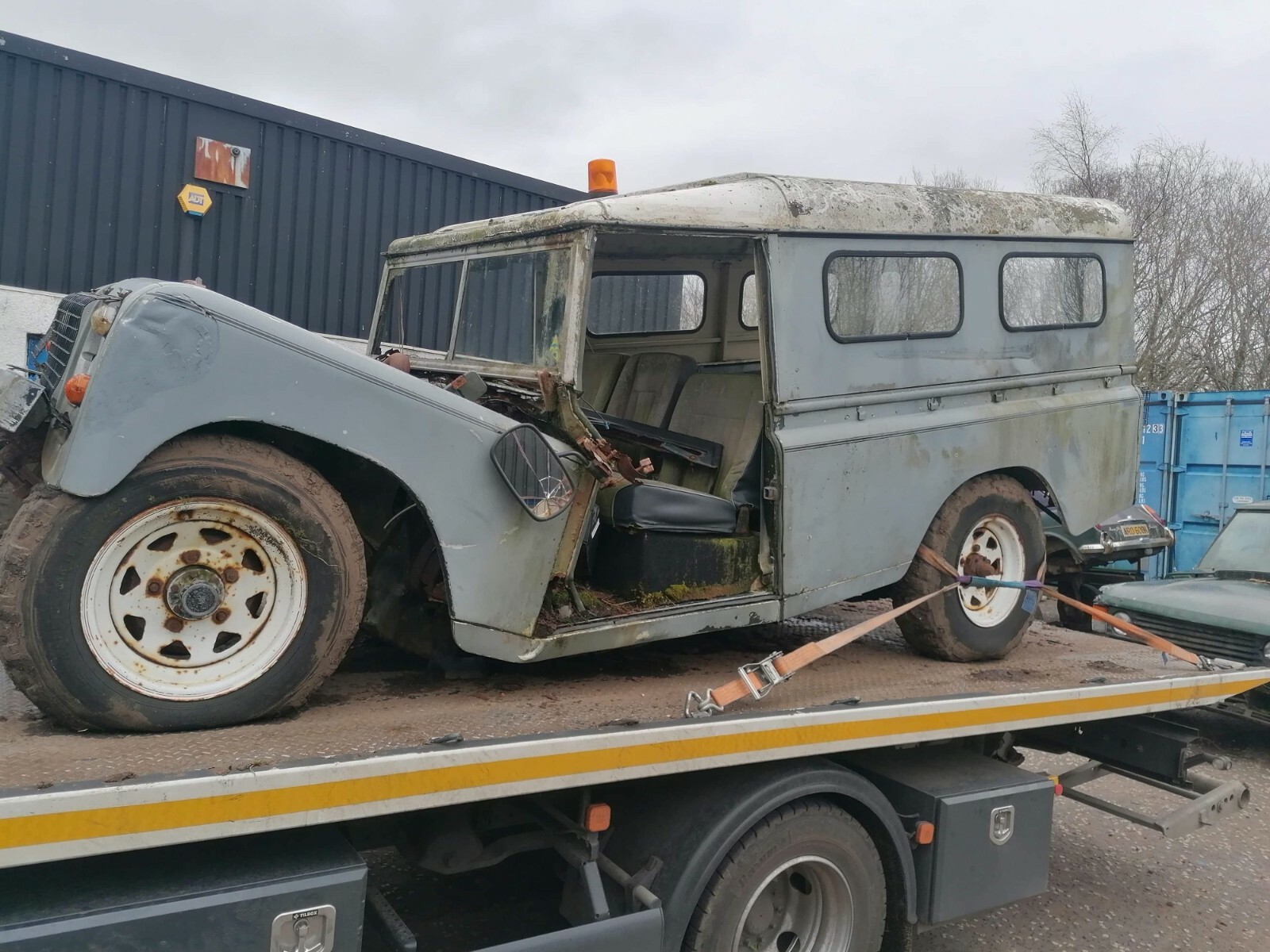 Image 1 - 1975 land rover (barn find )