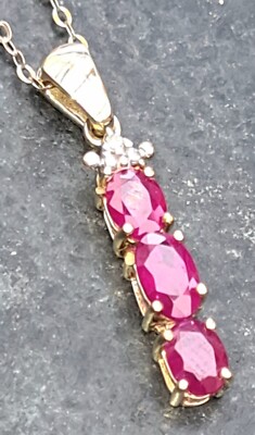 1,20ct Rubin und Diamant Stab Anhänger an Halskette 9ct Gold 375 wunderschön