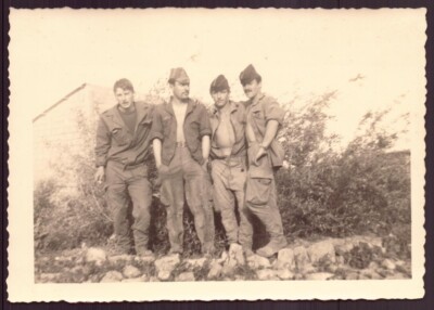Photo (13 x 9 cm) ''Soldiers on a pile of stones''