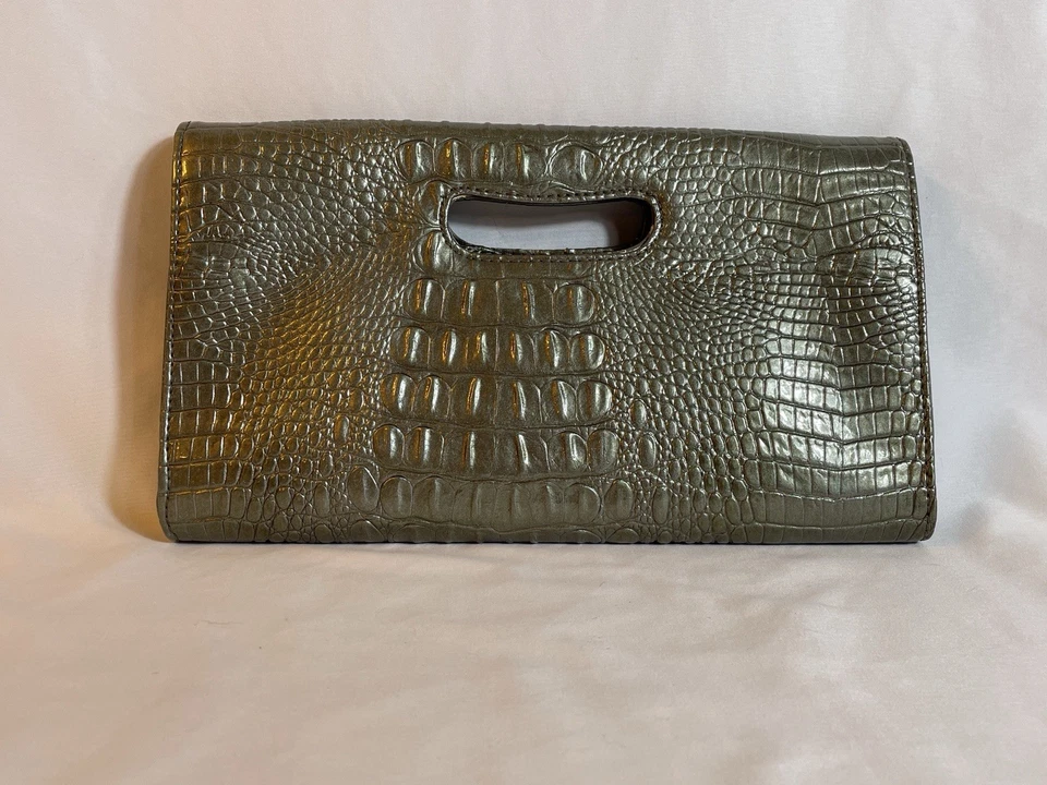 Bolso sin asas Nine West Gun de metal con estampado de cocodrilo Foto 2 de 4