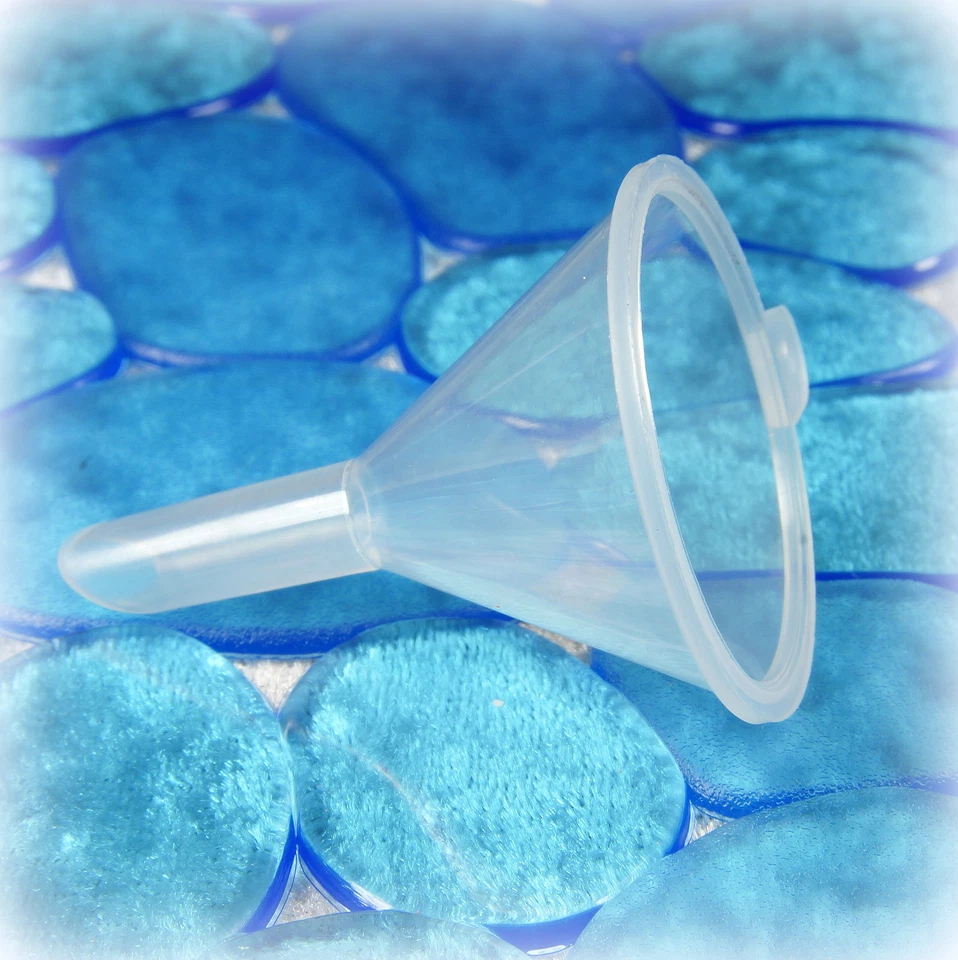 Praktischer Nachfülltrichter (transparent) zum Abfüllen Ihres Lieblingsduftes