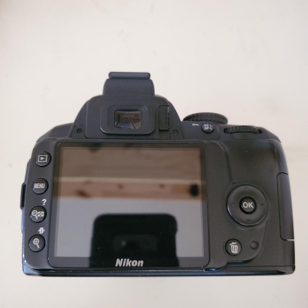 Nikon D3000 10.2MP Digital SLR Camera - Black w/ AF-S DX VR 18