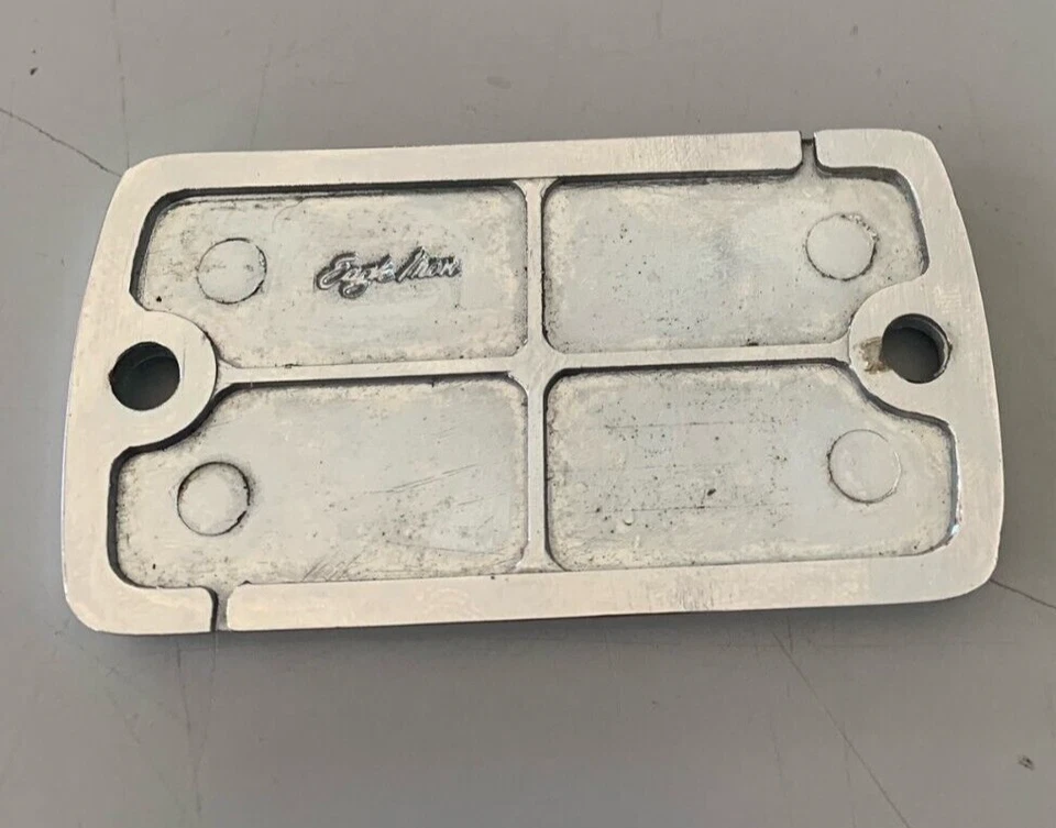 Cubierta de cilindro maestro cromada Harley Davidson Iron Eagle OEM Foto 2 de 4