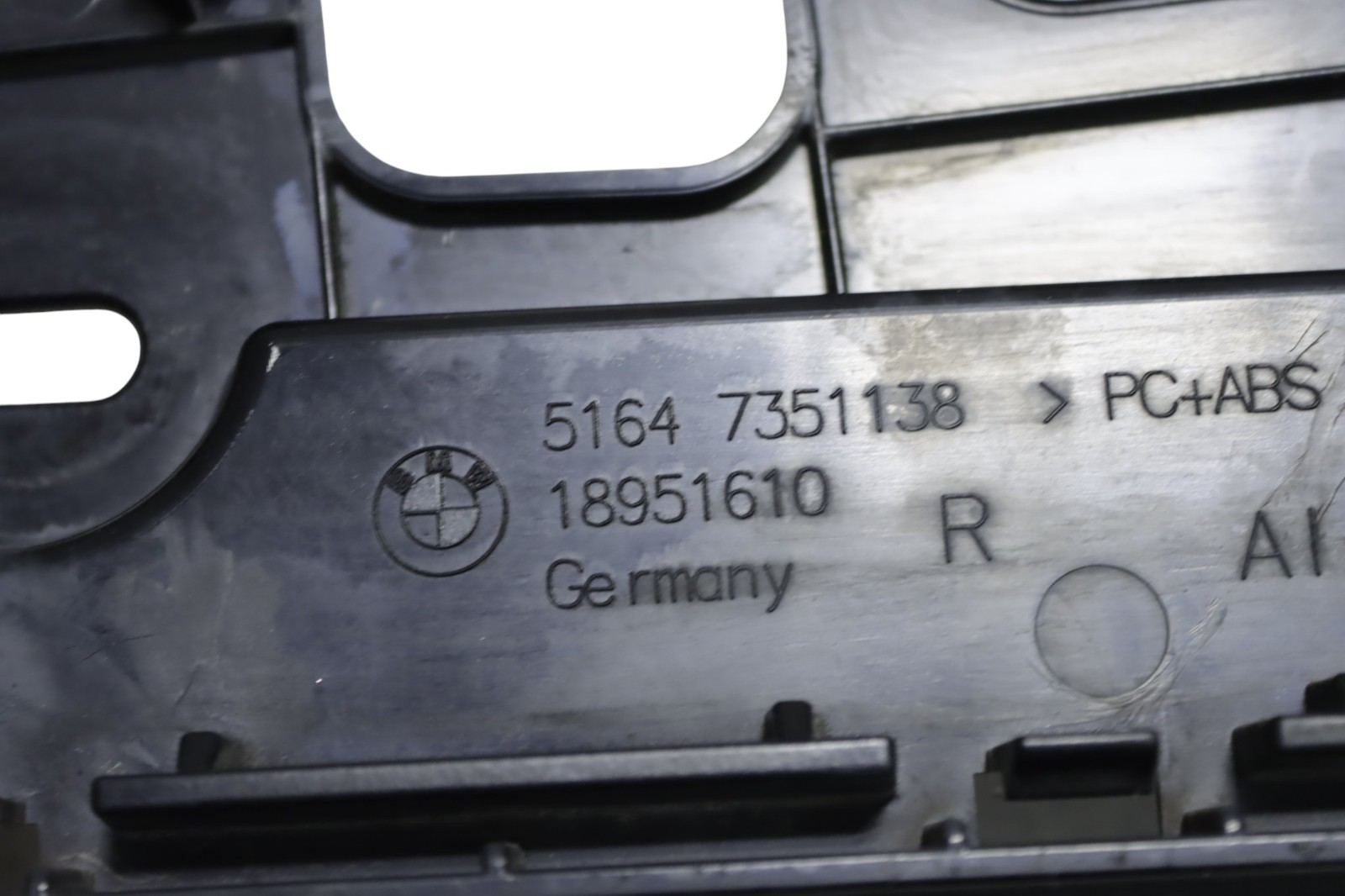BMW I8 I12 I15 Rear Right Rocker Panel Mounting Bracket 7351138 2014 - 2020 OEM