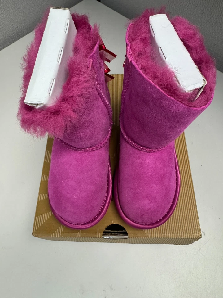 Botín UGG Clásico Bailey Bow Bloom Rosa Nuevo Foto 2 de 4