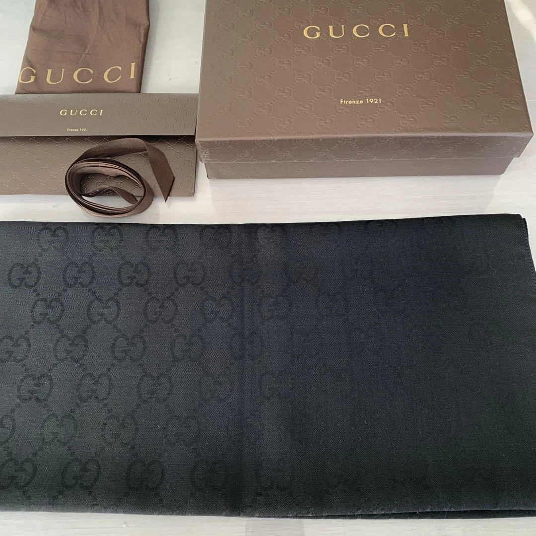 Foulard GUCCI en soie noire avec logo GG tissé et franges 70 x 12 pouces