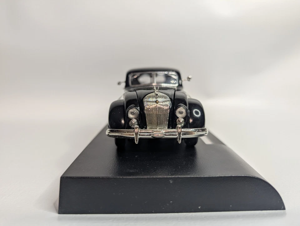 1936 CHRYSLER AIRFLOW  SILVER SIGNATURE 1:32 OPENING DOORS, HOOD & TRUNK - Image 4 of 4