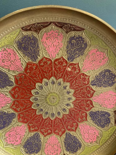 Plato decorativo pintado vintage de latón esmaltado - Imagen 2 de 9