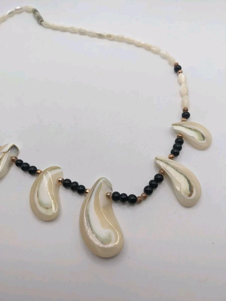Collar concha de madreperla cuentas negras con forma vintage Foto 3 de 4