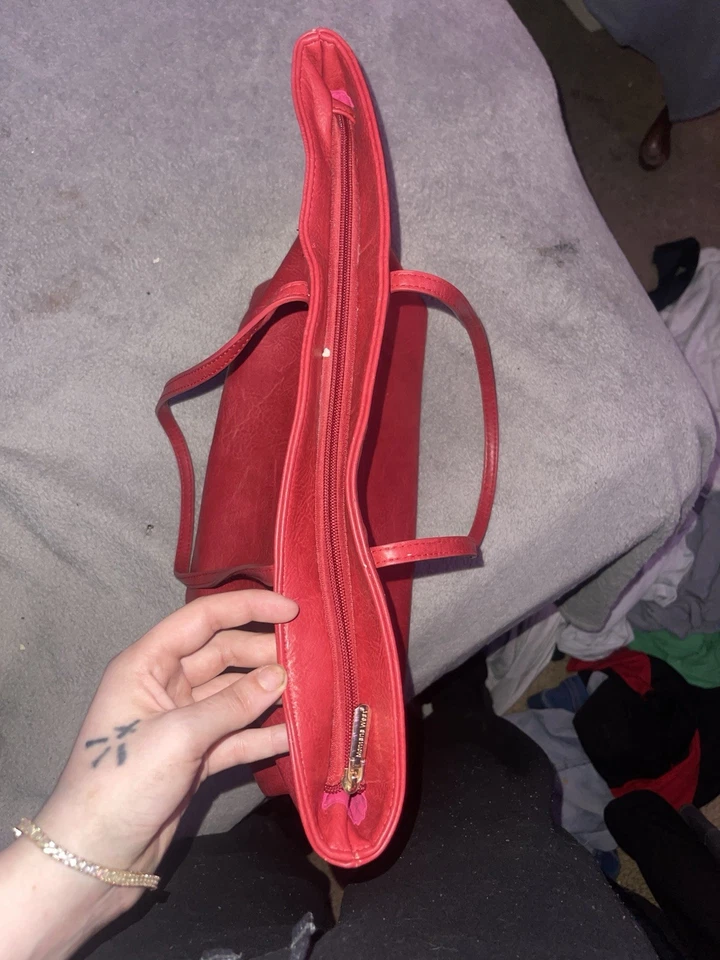 Bolso de hombro Montana West rojo con detalles dorados. Foto 3 de 4