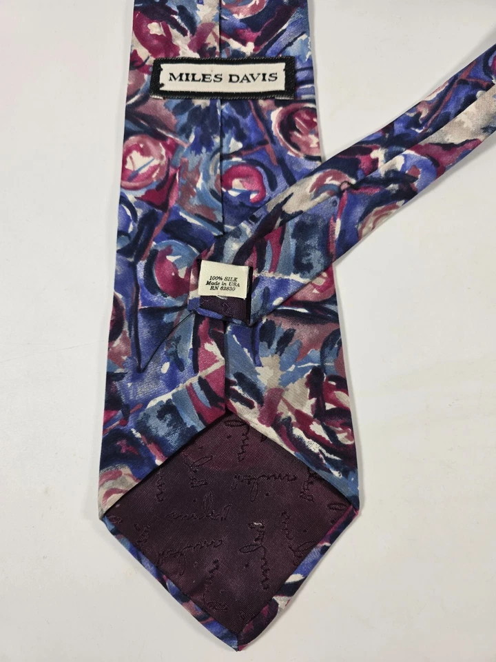 🎷 Miles Davis 真丝领带 – 充满活力的抽象爵士灵感设计 - 55 英寸 4 英寸 — 第 2/4 张图片