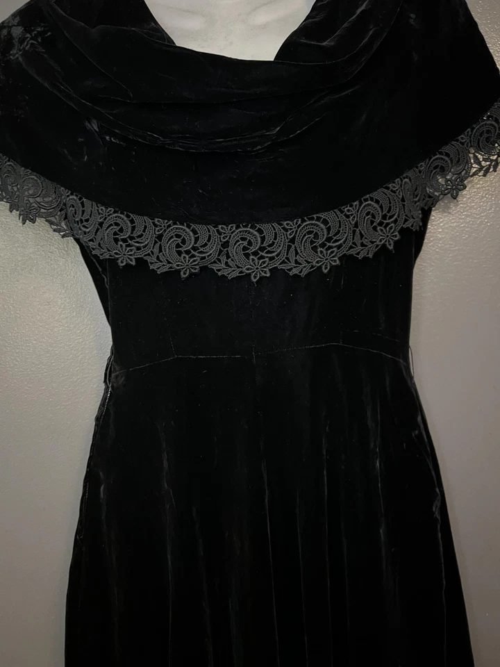 Vestido DE COLECCIÓN Negro Terciopelo Encaje Ribete Mujer Pequeño Cremallera Lateral Mantón Cuello Años 50 Foto 3 de 4