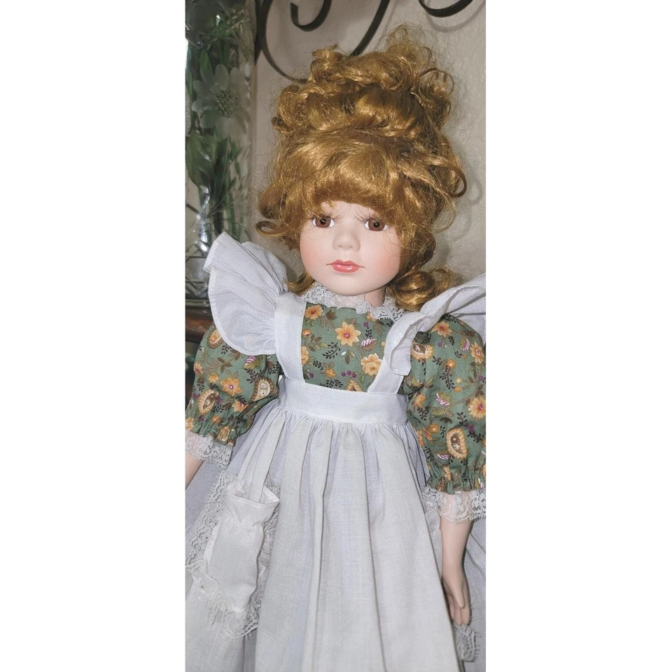 Muñeca de porcelana vintage estilo victoriano verde floral vestido delantal obra de arte detallada Foto 4 de 4