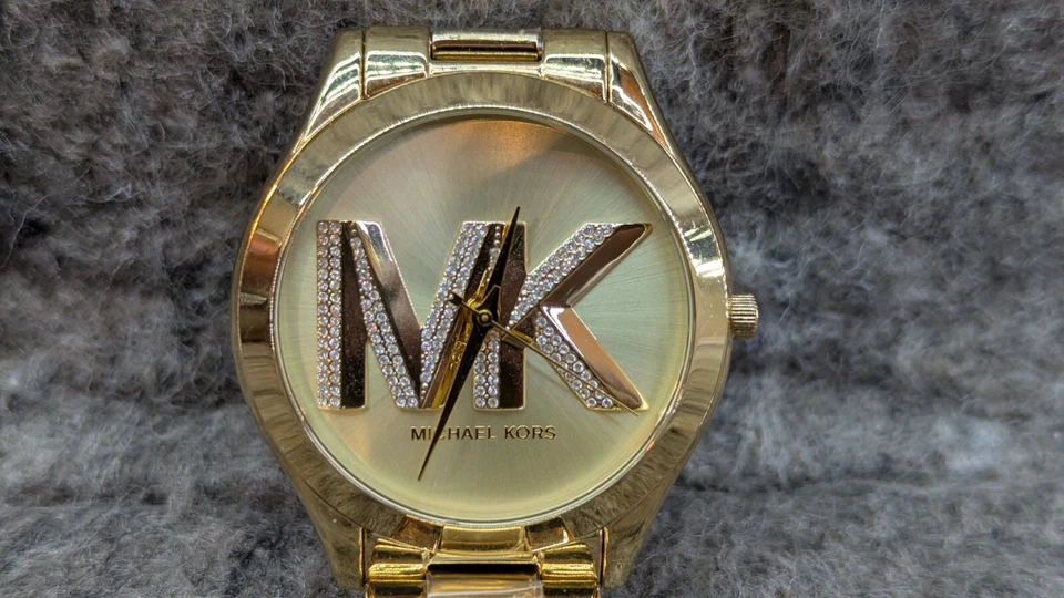 Reloj Michael Kors Slim Runway Cristales Brillo Dorado MK Logo Dial Acero Inoxidable Foto 2 de 4