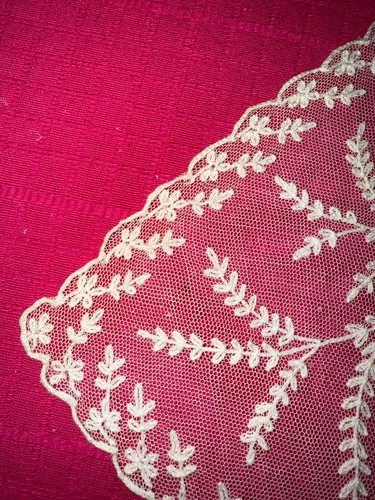 Belle et ancienne étole, châle ou voile de mariée en tulle brodé Cornely - Imagen 8 de 12