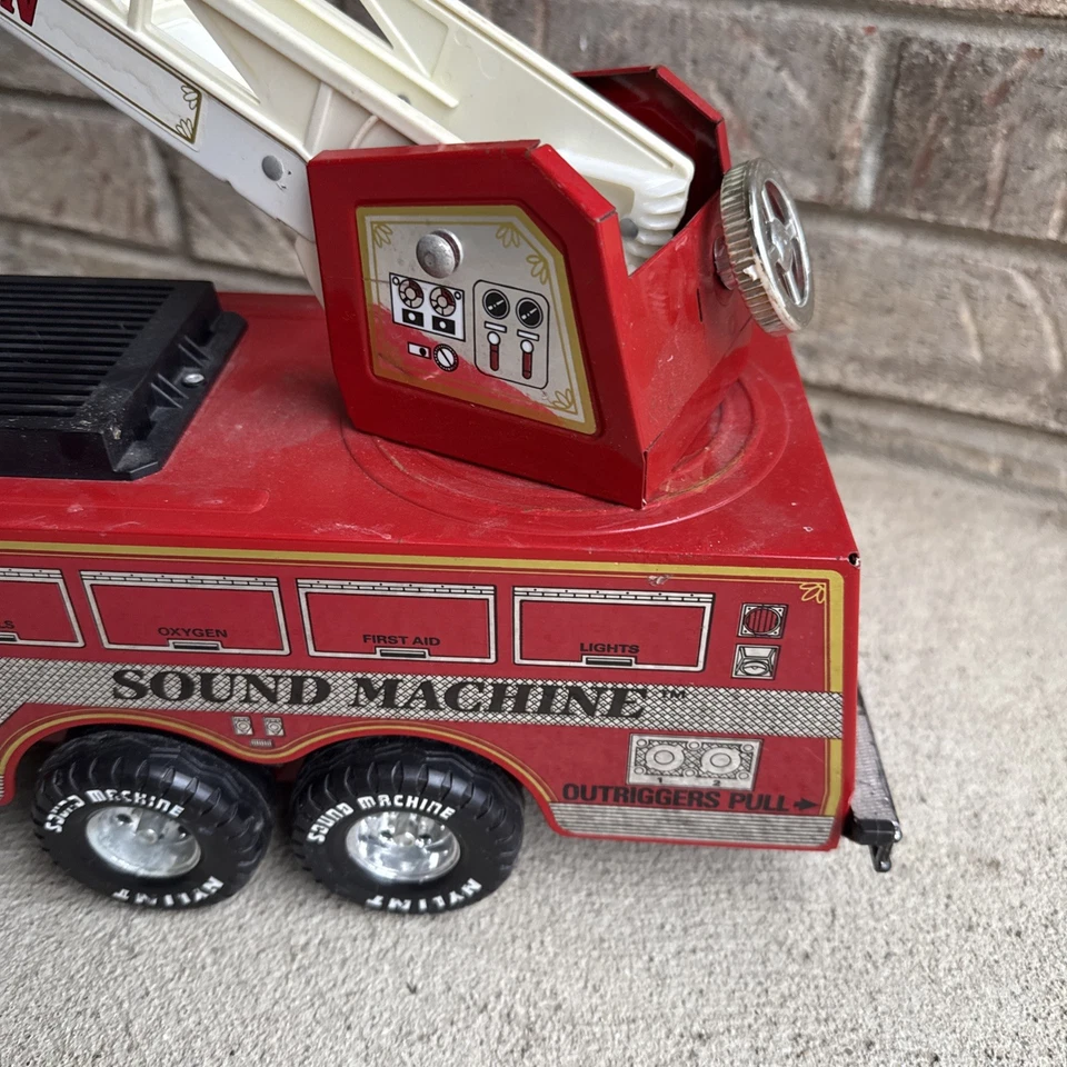 Vintage 1989 Nylint Water Cannon Sound Machine Fire Truck TESTED - Image 4 of 4