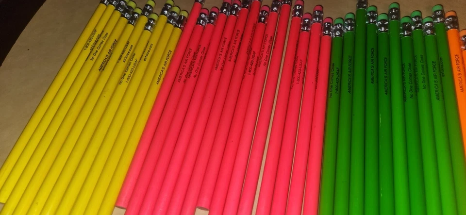 Lote de 75 lápices de neón de recluta de la USAF de la Fuerza Aérea de los Estados Unidos - coleccionables Foto 2 de 4