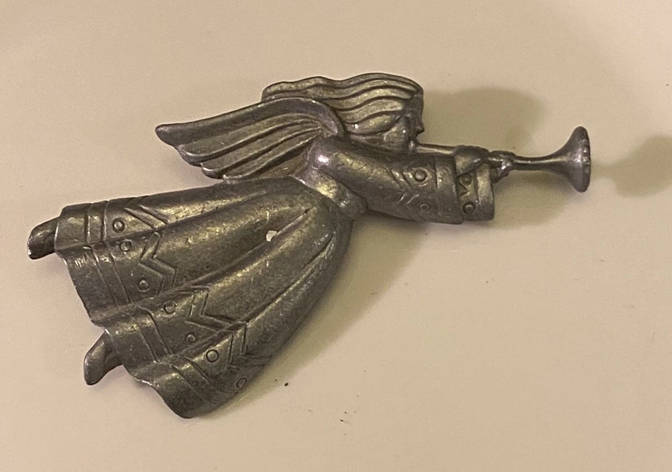 Broche trompeta ángel cuerno soplado peltre 2,7/8” pelo largo que fluye nativo de América Foto 3 de 4