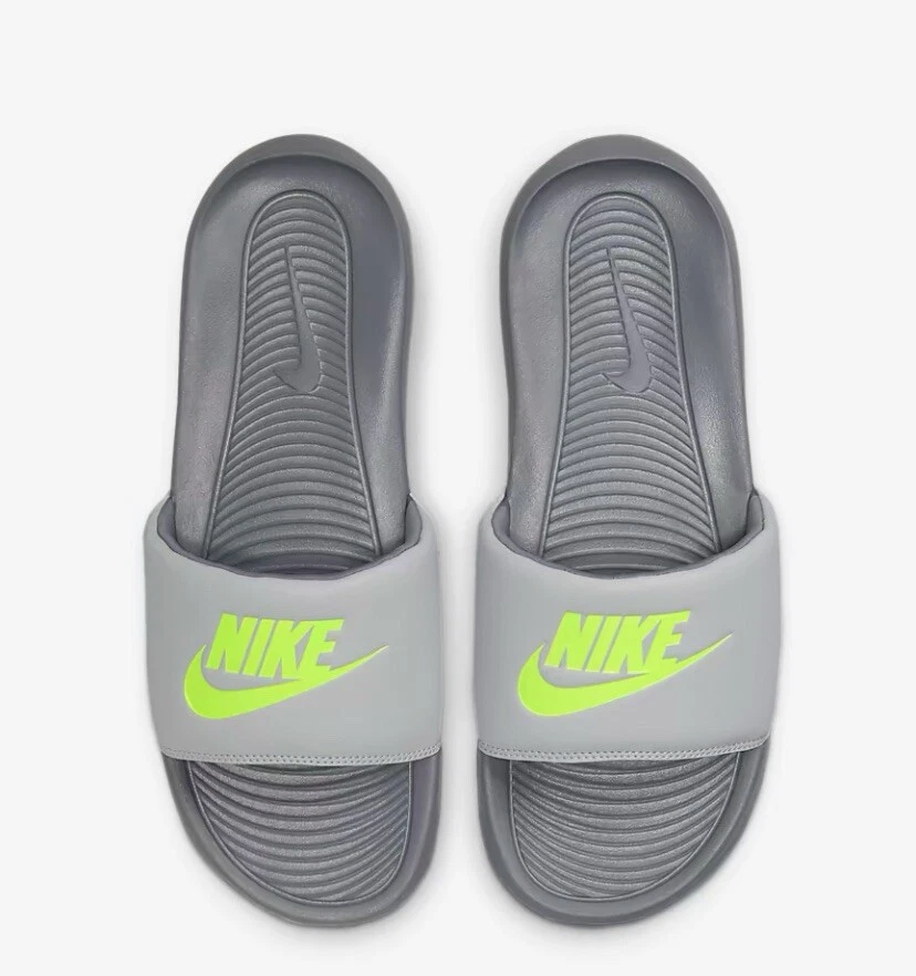 NUOVO! NIKE VICTORI ONE SLIDES GRIGIO NEBBIA GRIGIO FUMO VOLT UOMO 7