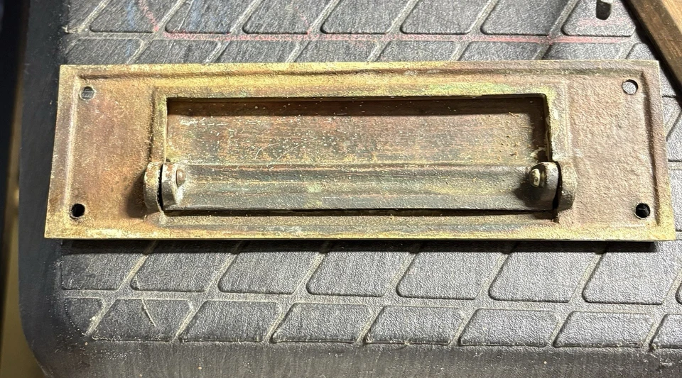 Antigua ranura para letras de latón para puerta Foto 3 de 3