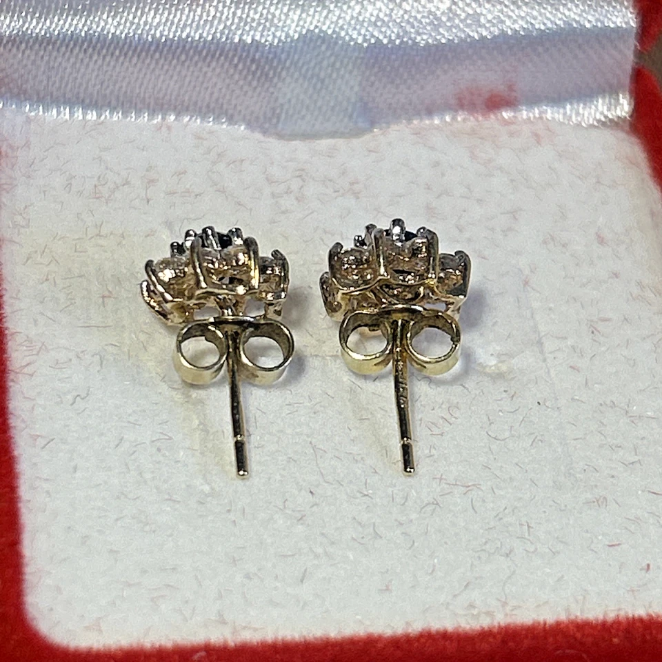 9CT YELLOW GOLD SAPPHIRE AND CZ STUD EARRINGS 1.55 grams - Image 3 of 4