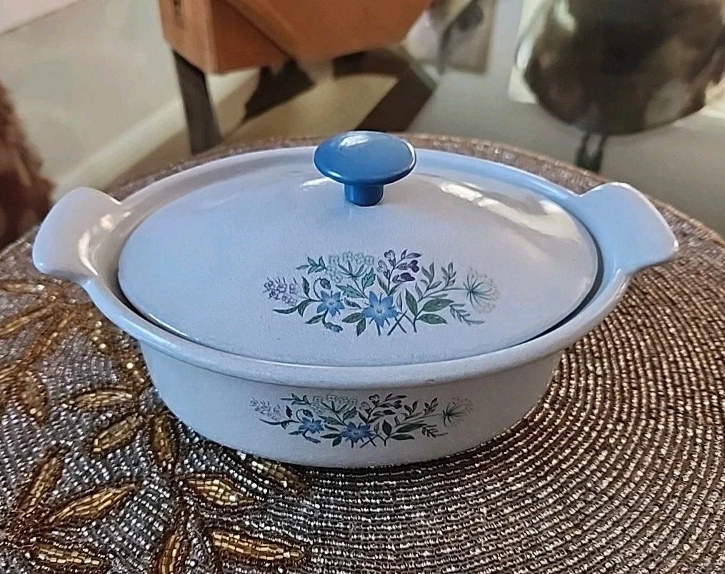 Vintage Prizer Ware enameled cast iron DUTCH OVEN with lid white blue Floral