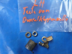 Suzuki DR 750 Big SR41 B   Teile von Drosselklappen Welle links Vergaser Carb LH